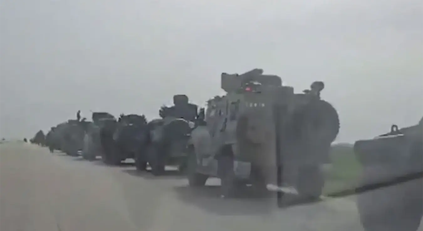 Конвој америчких камиона и оклопних возила напуштају базу Qasrak, највеће америчко упориште у провинцији Хасаках, остављајући иза себе призоре који симболизују крај њиховог присуства у овом дијелу Сирије.