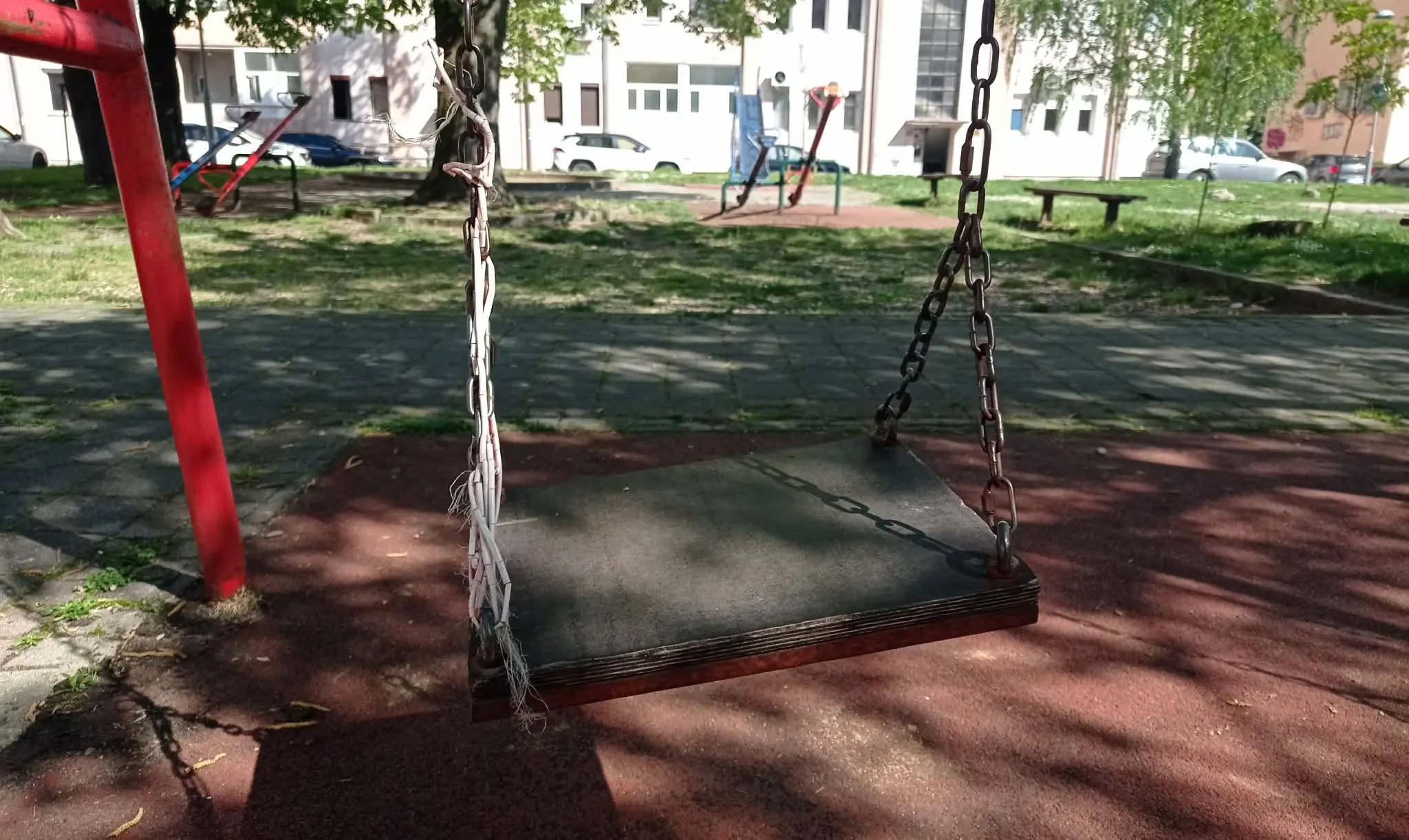 Девастирано игралиште