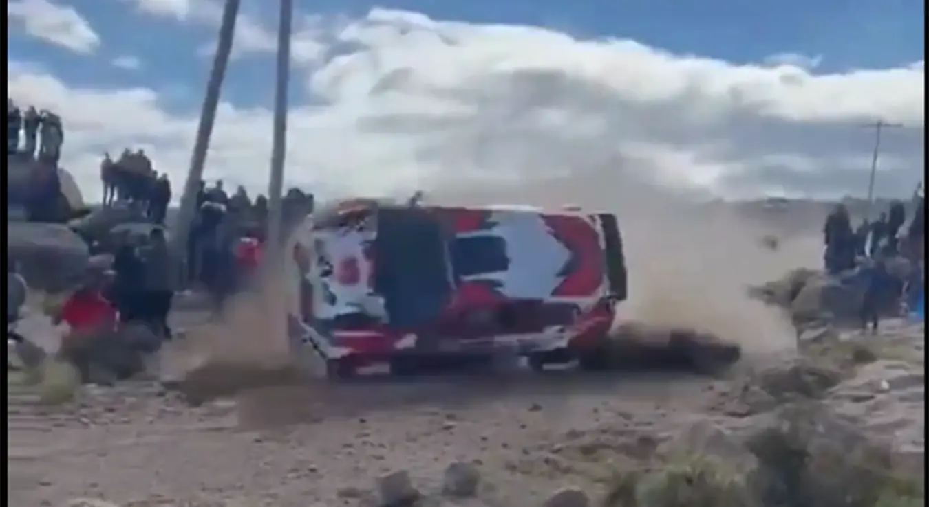 Језиве сцене су забилјежене на релију "Судамерикано" у Аргентини када је аутомобил излетио са стазе у публику.