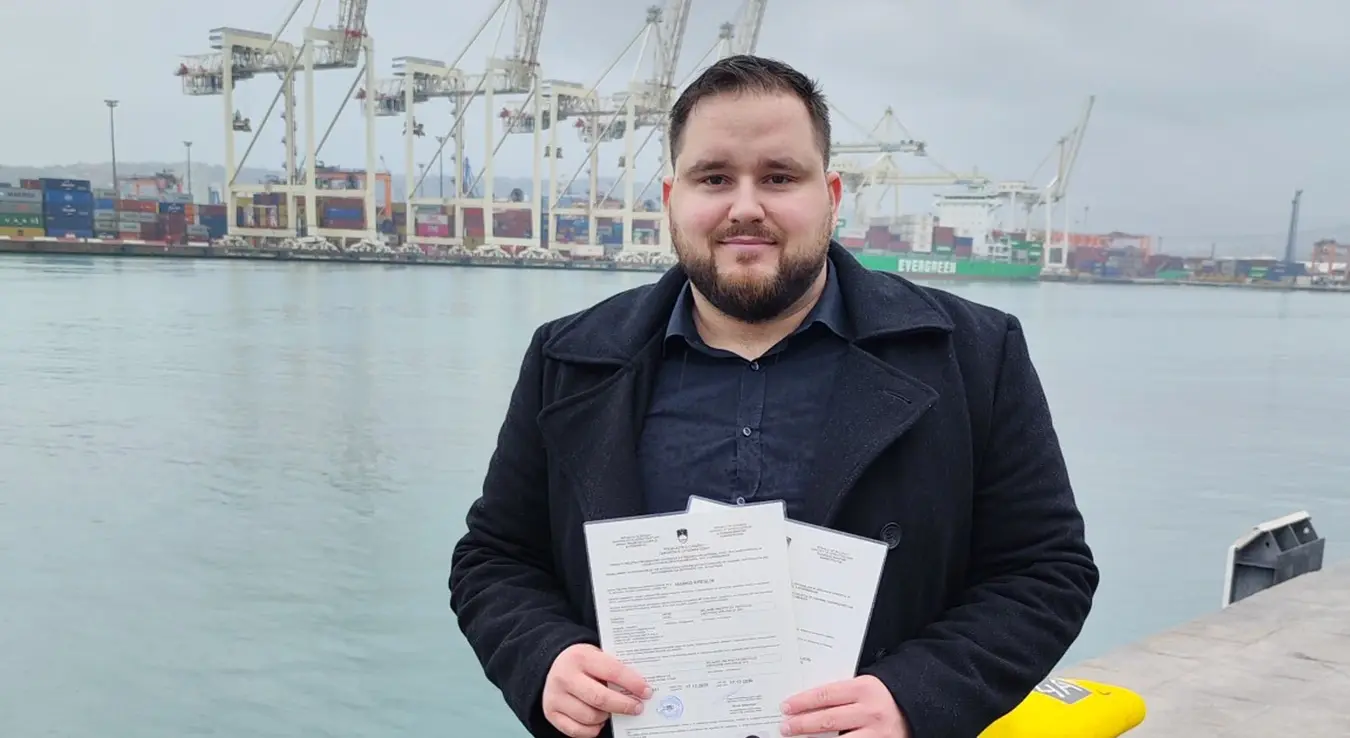 Словеначки поморац Марко Креслин испричао је како је посада њемачког крузера успјела проћи Ормуски мореуз упркос пријетњама и инциденту са дроном који је пао у непосредној близини брода.