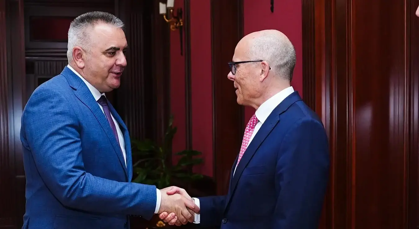 Предсједник Владе Републике Српске Саво Минић састао се данас у Бањој Луци са послаником њемачког Бундестага Петером Бајером.