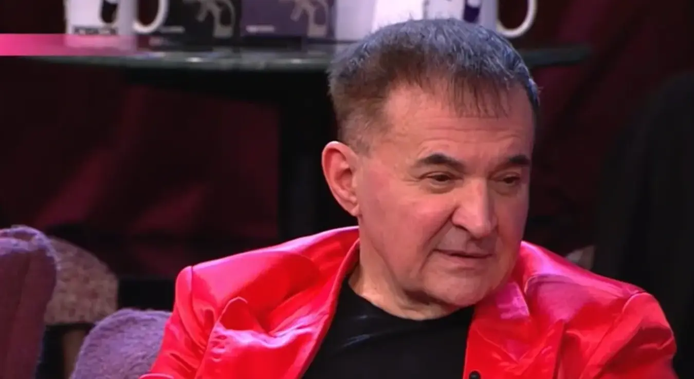 Пјевач Митар Мирић у црвеном одијелу гостује у емисији.