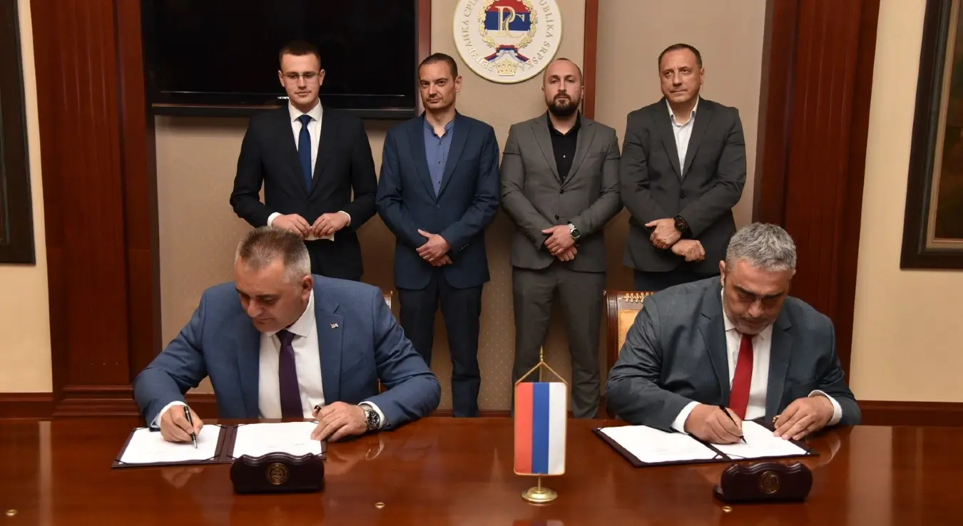 Премијер Владе Републике Српске Саво Минић потписао је меморандум о заједничким мјерама са предсједником Синдиката управе Божом Марићем.