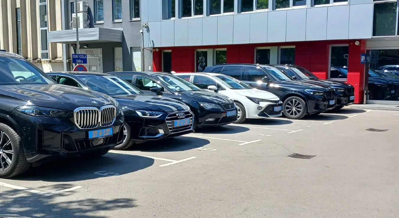 Ауто Кристијана Шмита паркирани испред ОХР-а у Бањалуци.