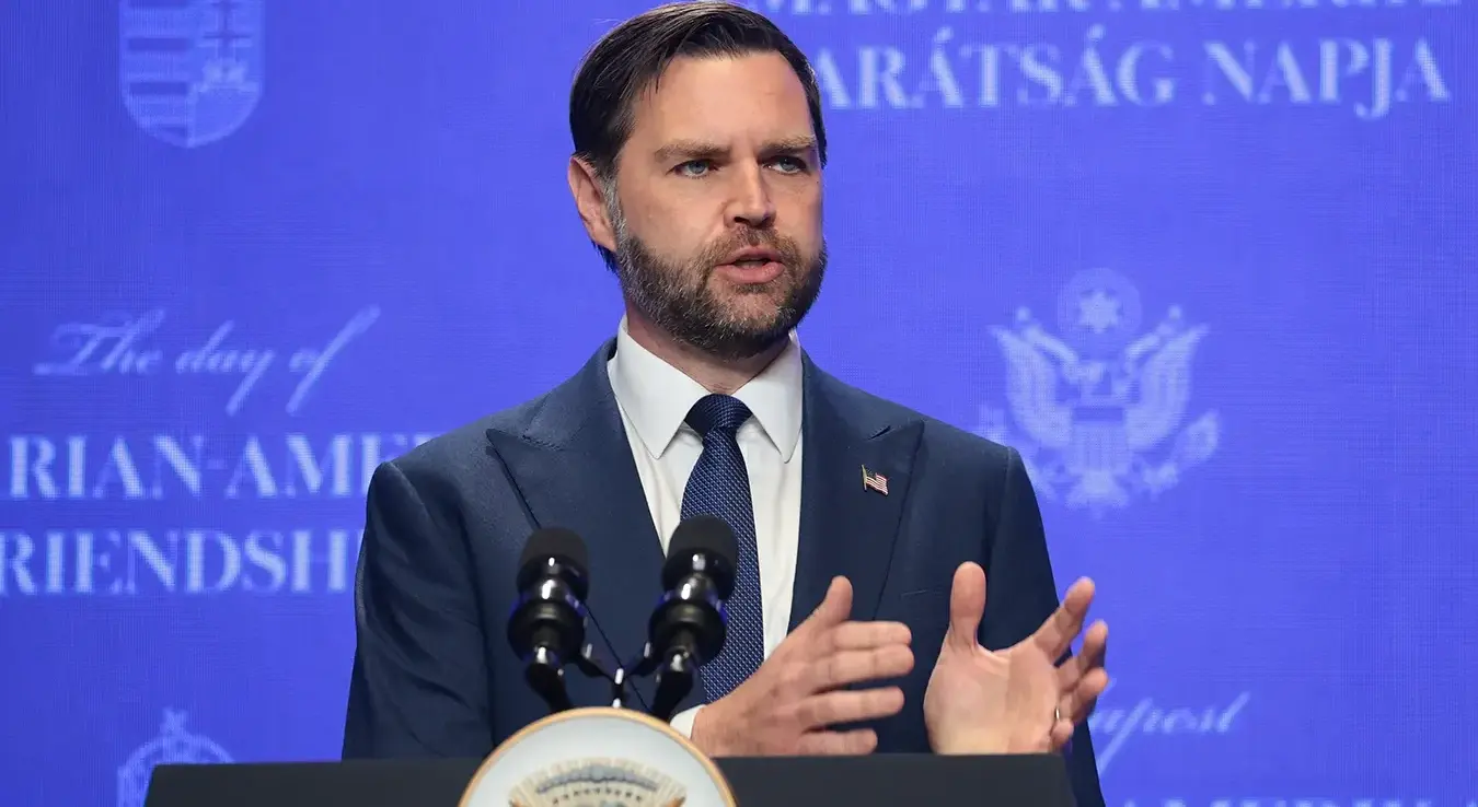 Потпредсједник САД-а Џејмс Дејвид Венс држи говор.