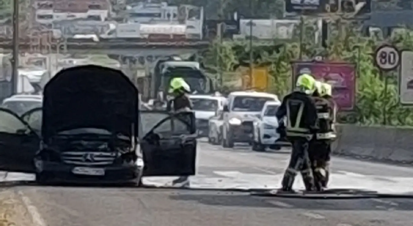 Горио аутомобил код Приједорске петље, ватрогасци брзо реаговали