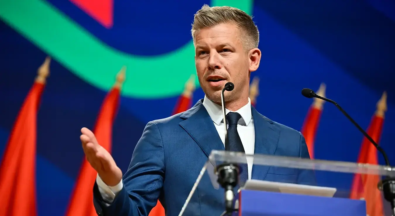 Петер Мађар гестикулира док разговара са медијима у Будимпешти, Мађарска, у понедељак, 13. априла 2026. године, након што је побиједио странку премијера Виктора Орбана на парламентарним изборима у земљи.