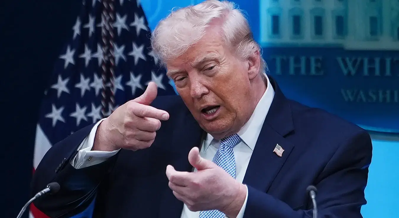 Доналд Трамп, предсједник Америке се претвара да нишани пушком на конференцији за новинаре