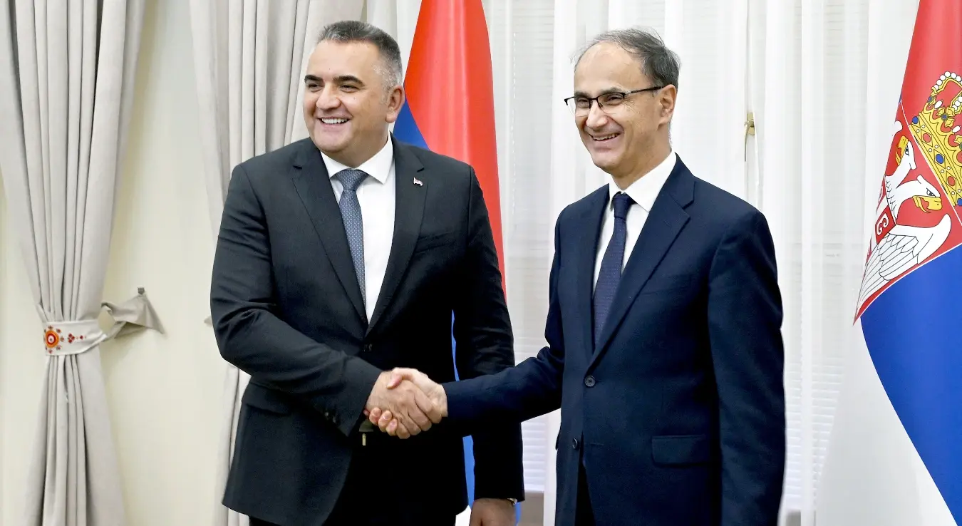 Београд, 24. априла 2026. -У згради Владе Србије почео је састанак између премијера Србије Ђуре Мацута и премијера Републике Српске Саве Минића, а на састанку су присутни и министри две владе.На састанку присуствују министри правде Србије и Републике Српске Ненад Вујић и Горан Селак, министарка грађевинарства, саобраћаја и инфраструктуре у Влади Србије Александра Софронијевић и и министар саобраћаја и веза Републике Српске Зоран Стевановић