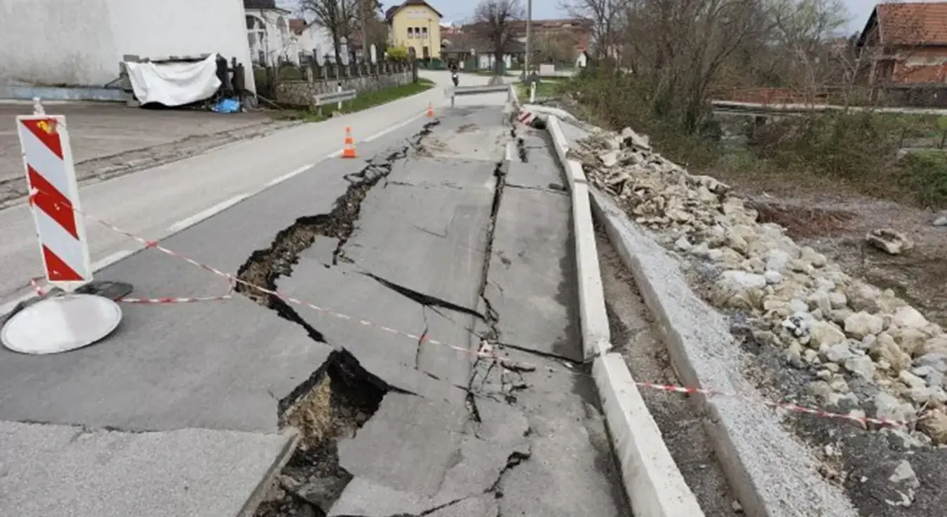 Одрон на регионалном путу Козарац - Мраковица