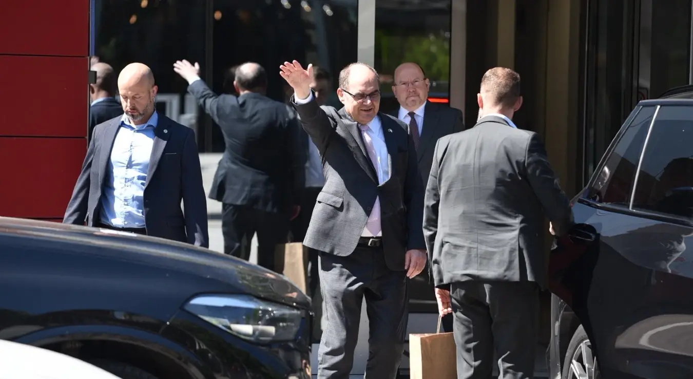 Кристијан Шмит поздравља окупљене новинаре у Бањалуци