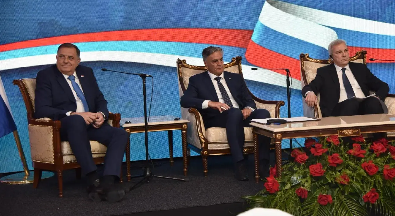 Форум о геополитичким дешавањима у Европи. Присуствују , присуствују предсједник Републике Српске Синиша Каран, замјеник руског министра иностраних послова Александар Грушко, предсједник Народне скупштине Ненад Стевандић, премијер Саво Минић, те предсједник СНСД-а Милорад Додик