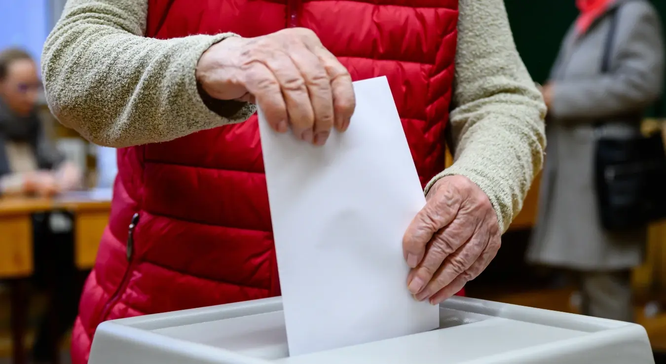 Жена гласа током парламентарних избора у Секешфехервару, Мађарска, у недјељу, 12. априла 2026.