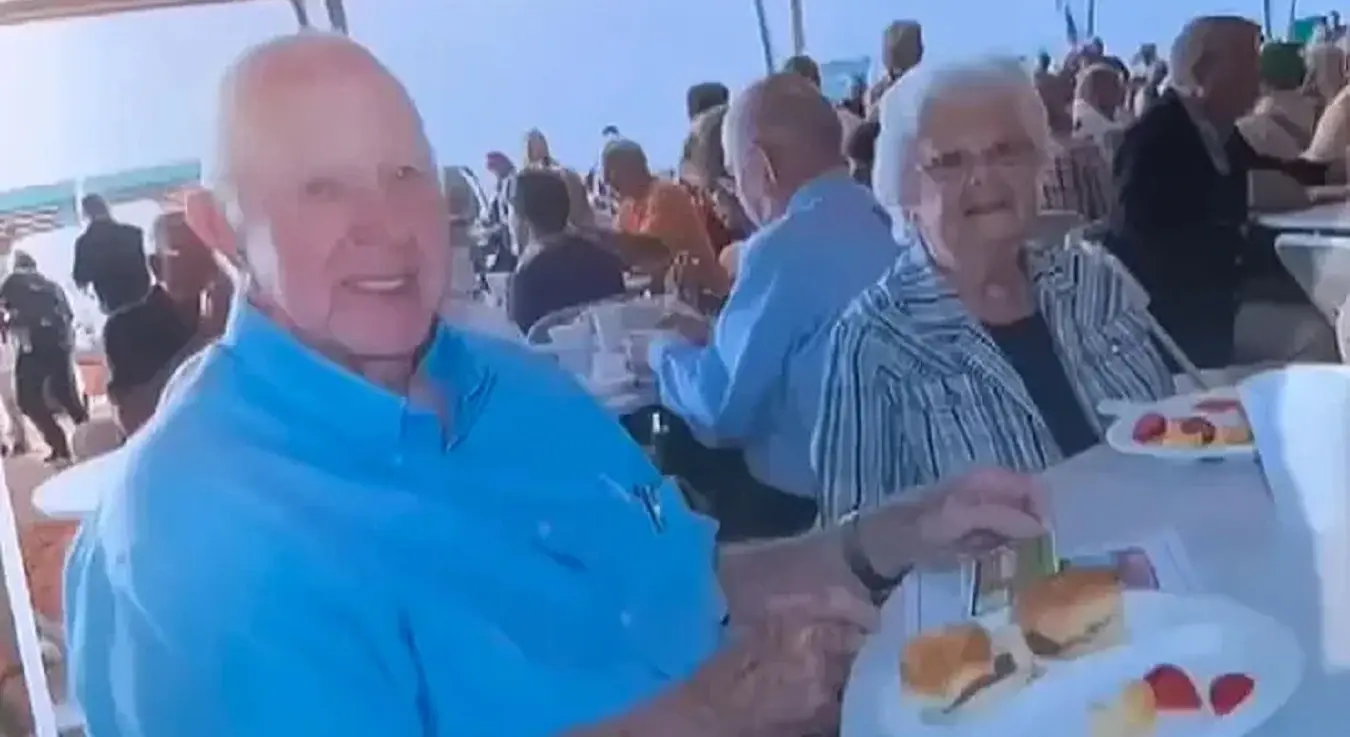 На фотографији су брачни пар Џон и Алис Трис, позирају током ручка