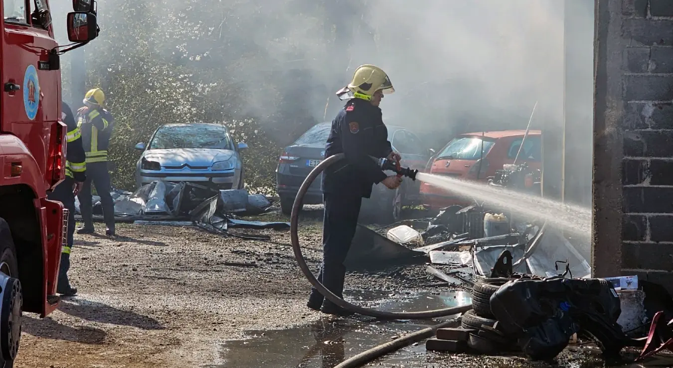 Источно Сарајево: Ватра захватила ауто-сервис и кућу, у току интeрвенција