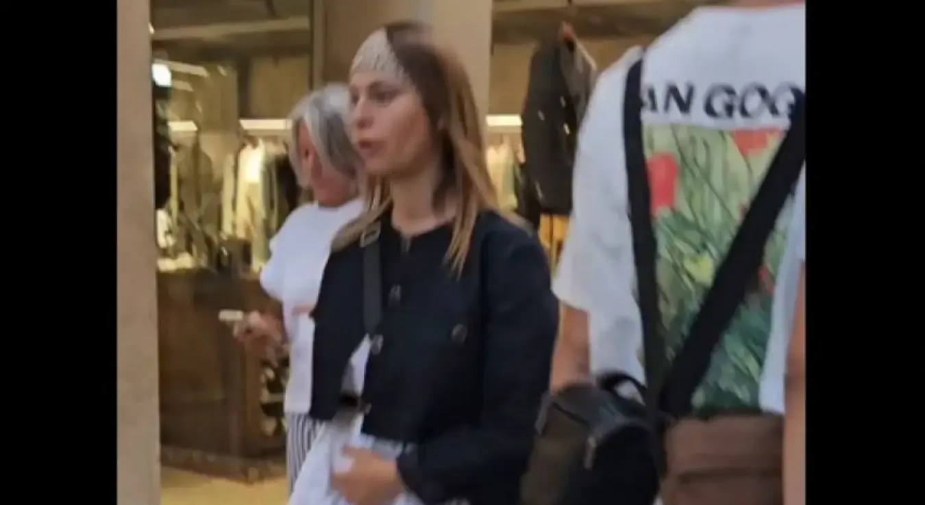 Шакира из БиХ хода по тржном центру.