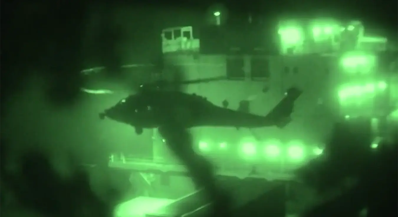 Амерички хеликоптер из којег се спуштају маринци који су заузели ирански брод