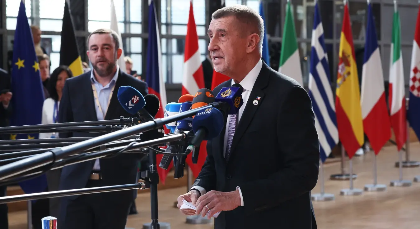 Чешки премијер Андреј Бабиш разговара са медијима по доласку на самит ЕУ у згради Европског савета у Бриселу.