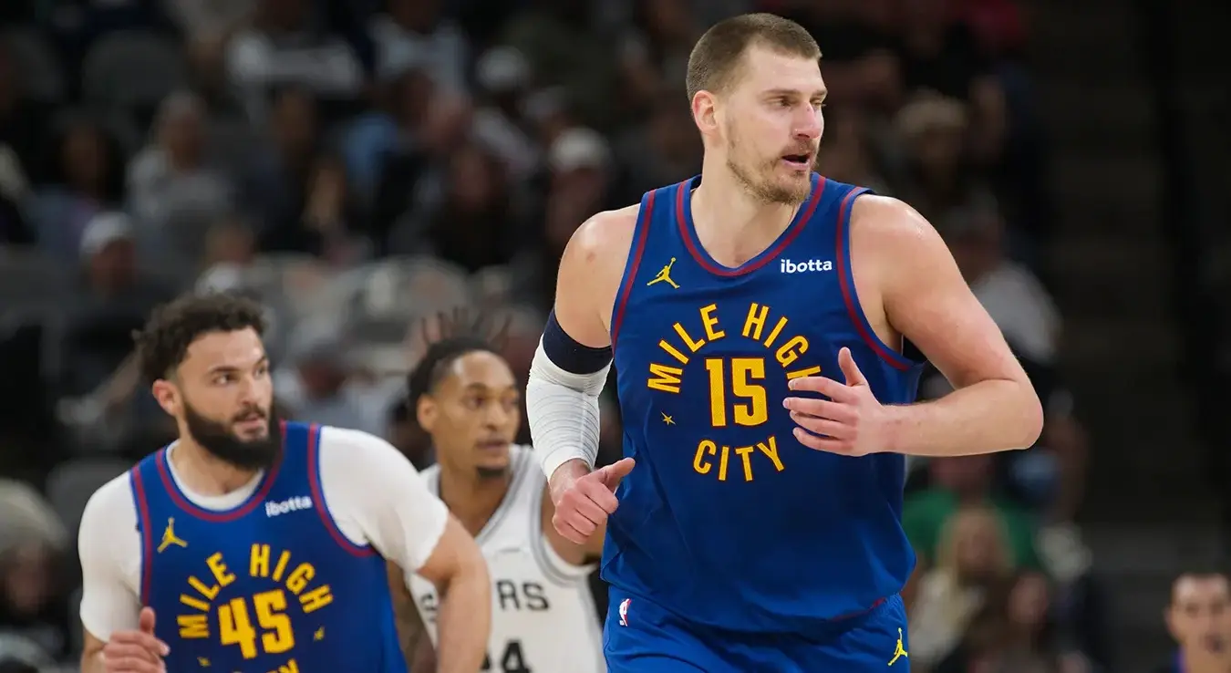 Центар Денвер Нагетса Никола Јокић трчи на терен током првог полувремена НБА кошаркашке утакмице против Сан Антонио Спарса.