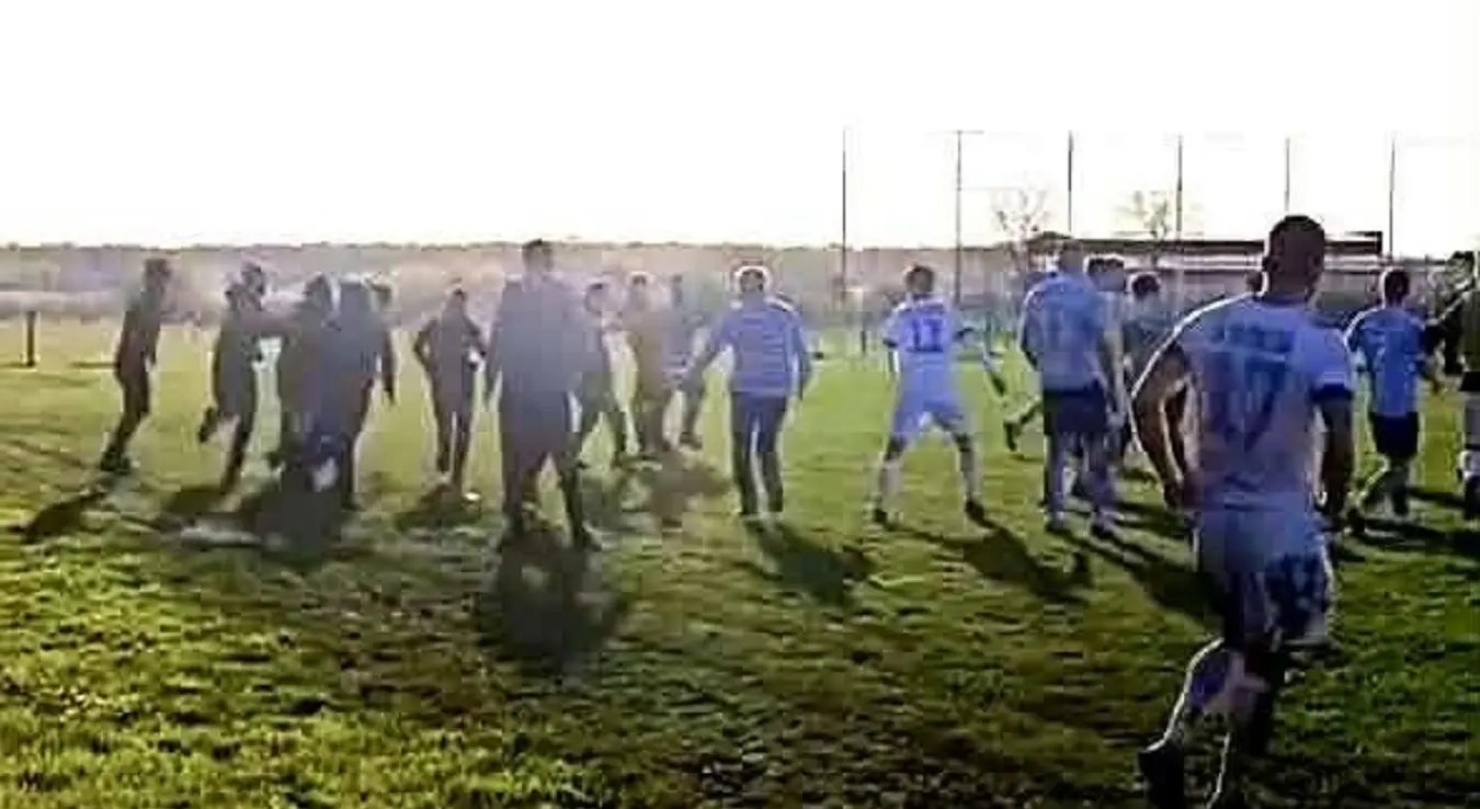 Фотографија лошег квалитета приказује кошкање на утакмици Слободе и Вратника играча са навијачима на терену