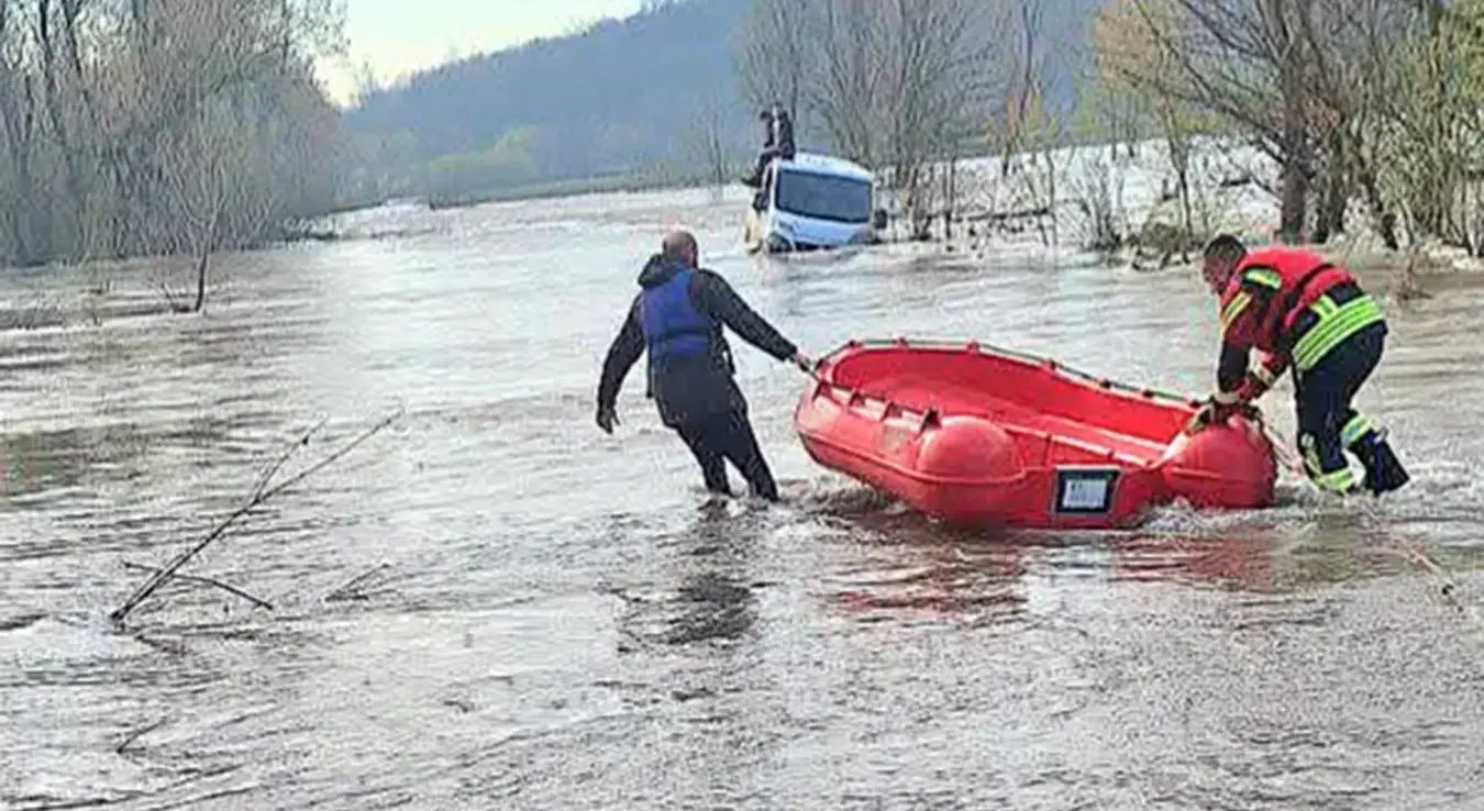 Два лица јутрос су успјешно евакуисана након што су комбијем покушали да прођу заплављеном путном комуникацијом Порјечина-Миричина, на подручју општине Петрово.