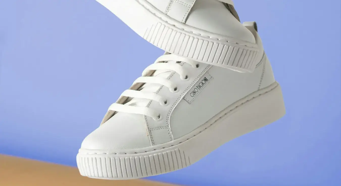 Бијеле патике са пертлама.