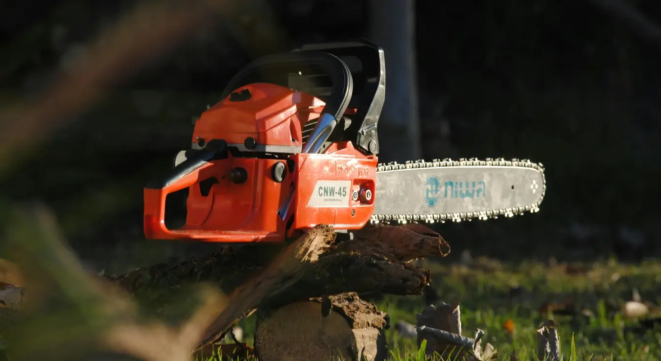 Моторна пила постављена на пањ.