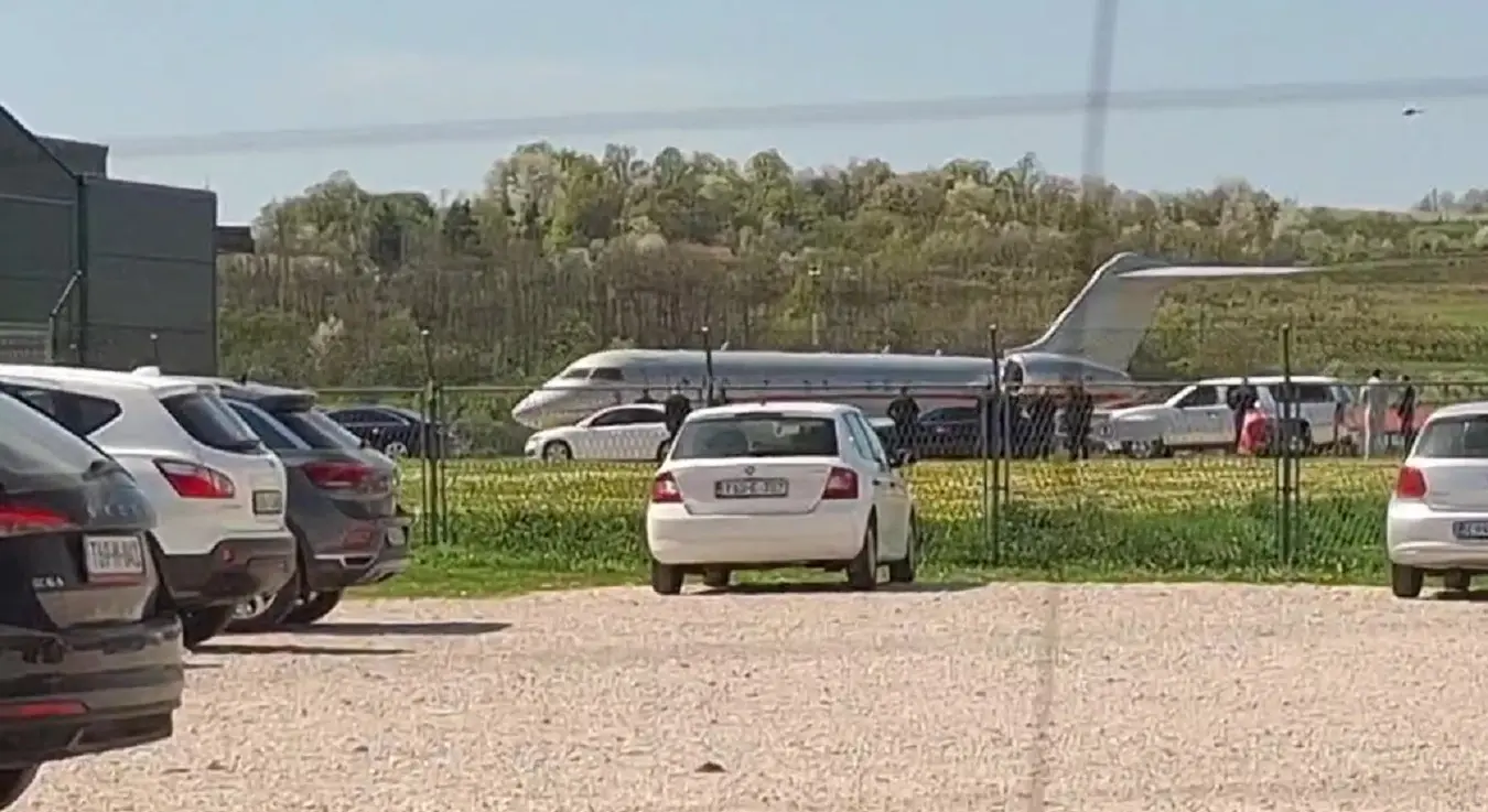 Авион у којем се налази Доналд Трамп Млађи слетио на аеродром у Маховљанима