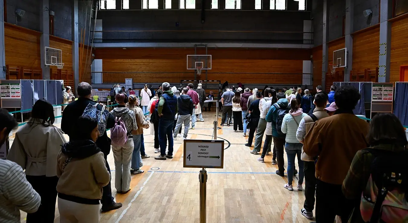 Избори у Мађарској, људи стоје у реду за гласање, стигли први резултати