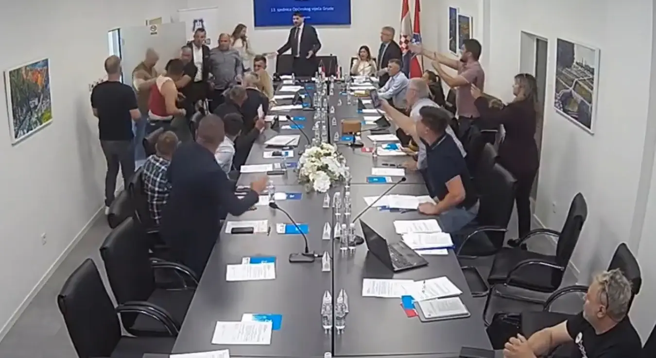 Туча одборника и чувара на сједници док их присутни раздвајају