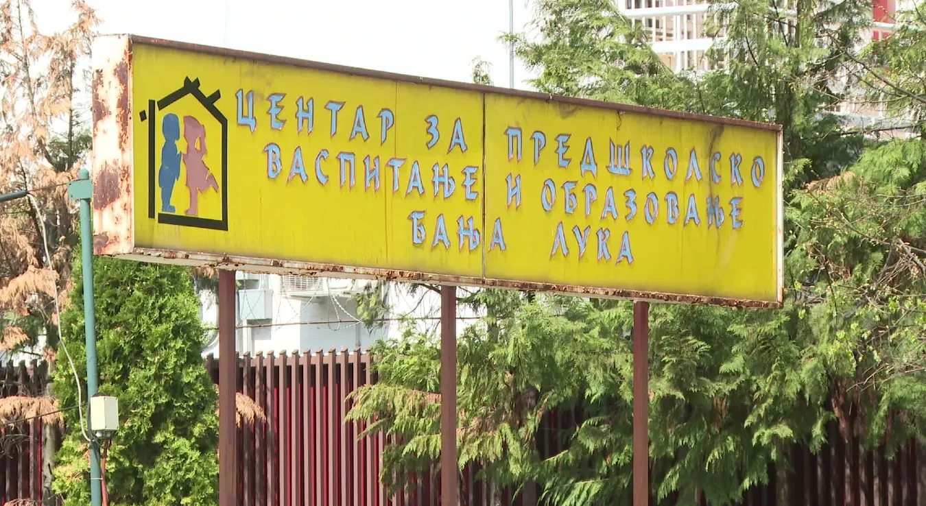 Жура табла са натписом "Центра за предшколско васпитање и образовање Бањалука".