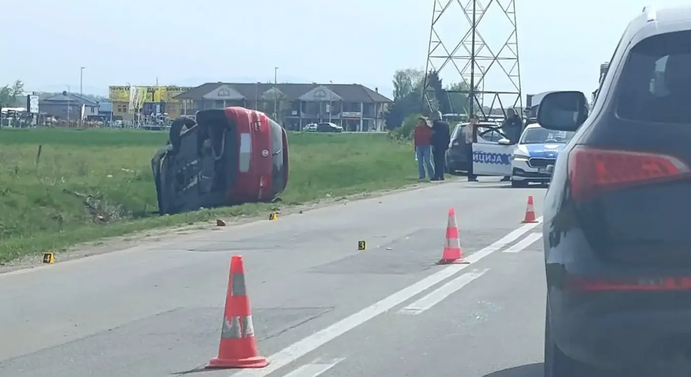 Возило на боку поред пута на бијељинској обилазници