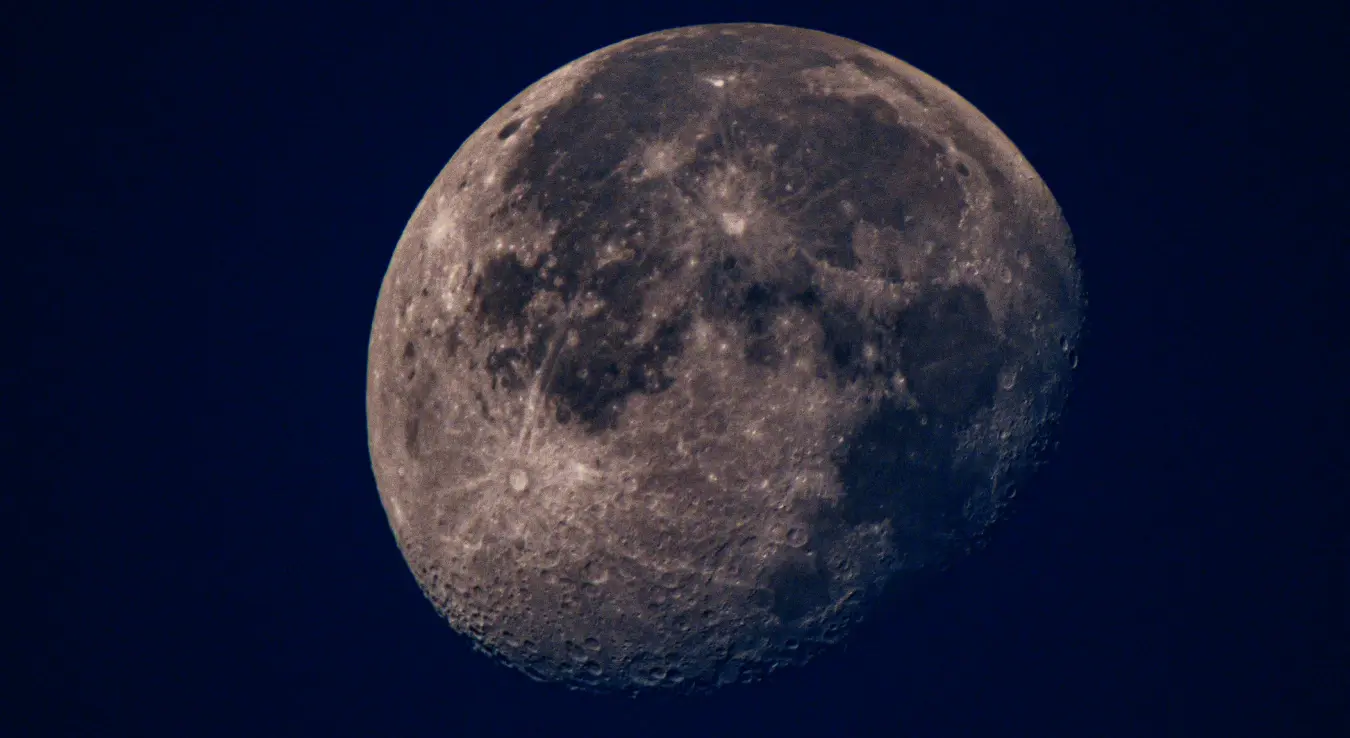 Природни земљин сателит Мјесец