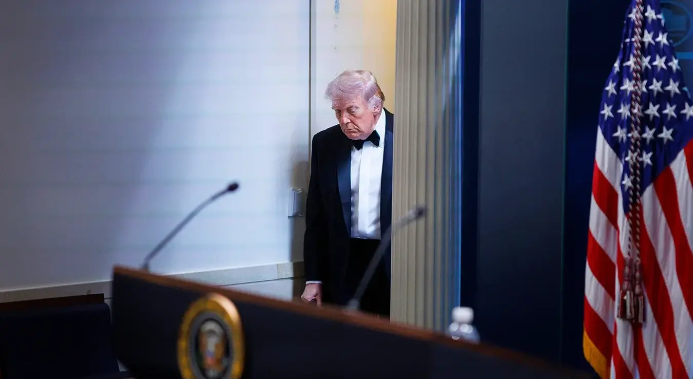 Предсједник САД-а Доналд Трамп улази у конференцијску салу у Бијелој кући након пуцњаве испред балске сале.