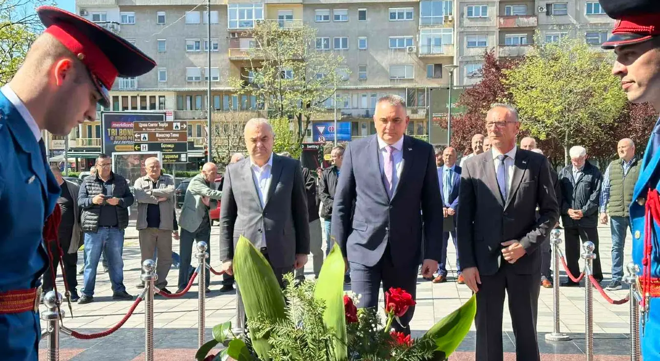 Зоран Стевановић, Саво Минић и Радан Остојић одају пошту браниоцима Семберије у Бијељини
