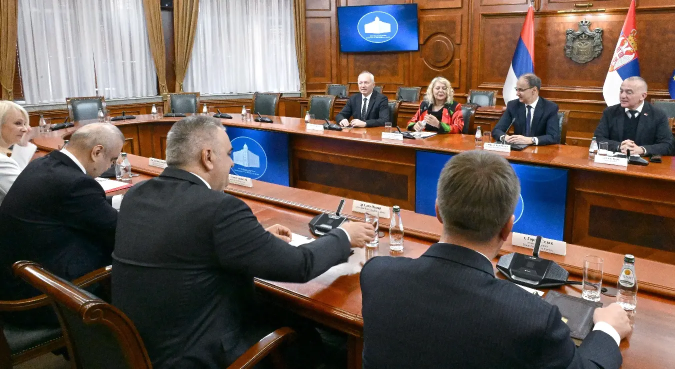 Београд, 24. априла 2026. -У згради Владе Србије почео је састанак између премијера Србије Ђуре Мацута и премијера Републике Српске Саве Минића, а на састанку су присутни и министри две владе.На састанку присуствују министри правде Србије и Републике Српске Ненад Вујић и Горан Селак, министарка грађевинарства, саобраћаја и инфраструктуре у Влади Србије Александра Софронијевић и министар саобраћаја и веза Републике Српске Зоран Стевановић.