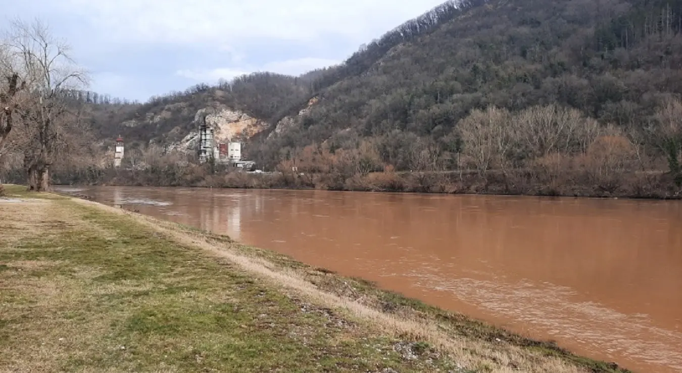 Мутна ријека Дрина усљед повећања водостаја у Зворнику