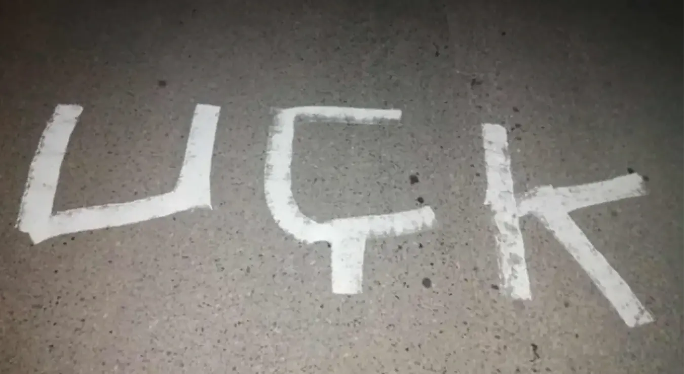 Непозната лица исписала су графит "УЧК" на путу ка администривном прелазу Брњак код језера Газиводе у општини Зубин Поток.