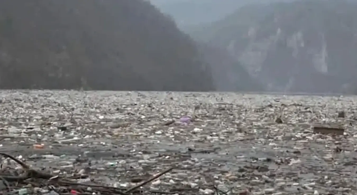 Плутајући отпад на ријеци Дрини