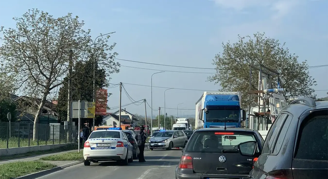 Саобраћајна незгода у Јакуповцима, Лакташи. Аутом оборио мотоциклисту. Полицијско возило на мјесту незгоде.