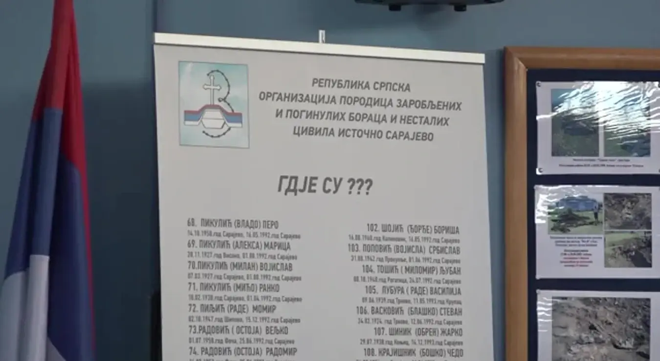 Просторија Републичке организација породица заробљених, погинулих бораца и несталих цивила на ком се види списак  несталих Срба у Одбрамбено-отаџбинском рату.