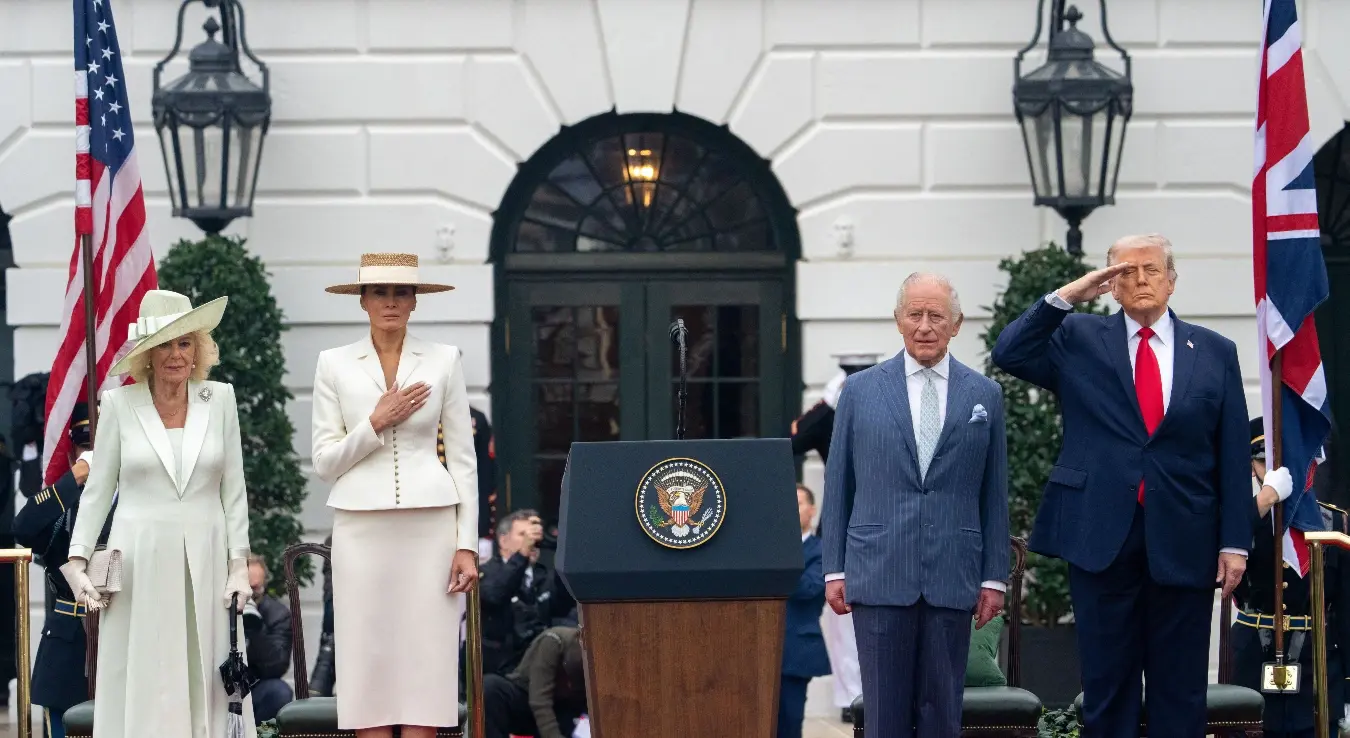 Предсjедник Доналд Трамп и прва дама Меланија Трамп поздрављају британског краља Чарлса III и краљицу Камилу како стоје током интонирања химни током церемоније доласка државне посете на Јужном травњаку Бијеле куће, у уторак, 28. априла 2026. године, у Вашингтону.