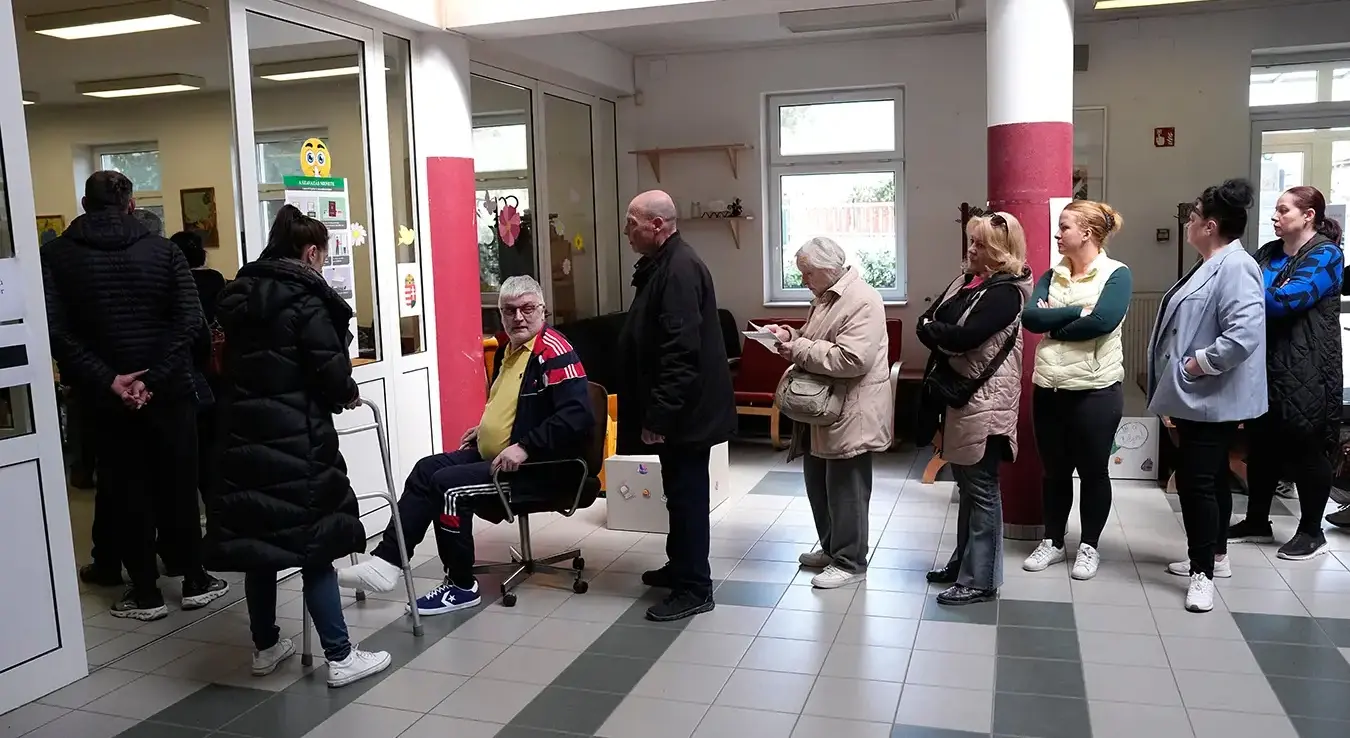 Људи стоје у реду док чекају гласање на парламентарним изборима у Мађарској 2026.