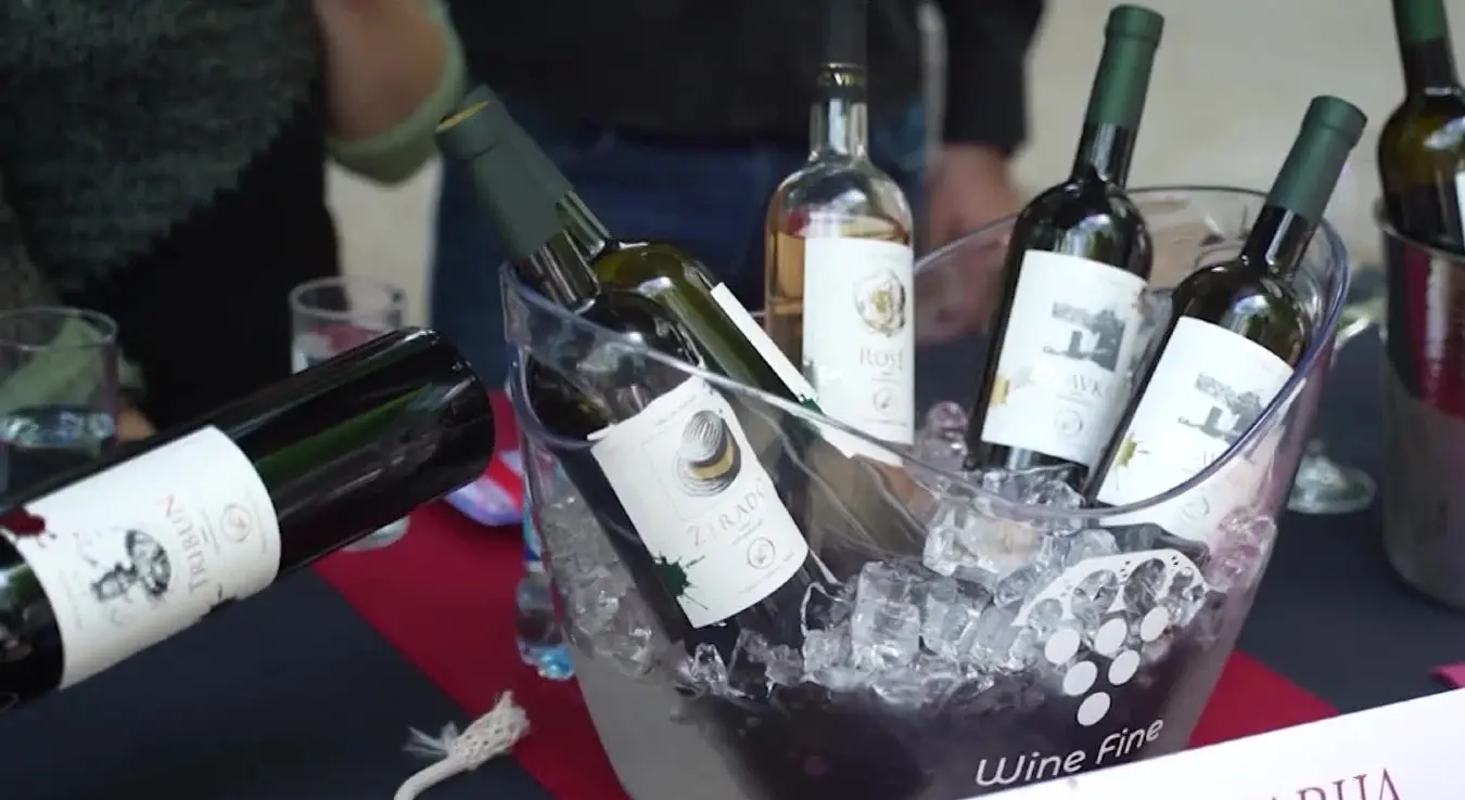 Флаше фина поредане у стакленој посуди са ледом.