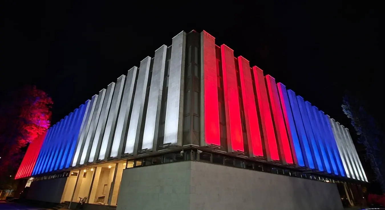 Народна скупштина Републике Српске у бојама тробојке синоћ у Бањалуци