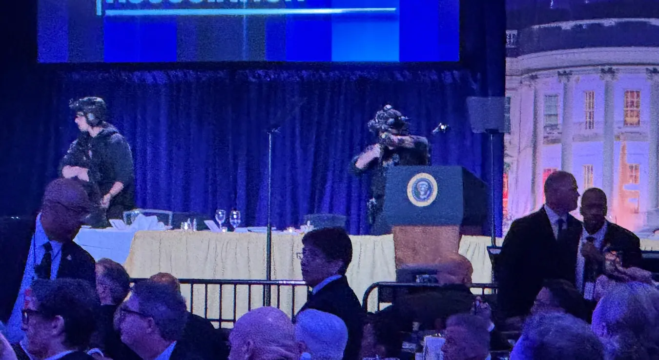 Припадници Тајне службе САД стоје на бини након пуцњаве испред балске сале током вечере дописника Бијеле куће, у суботу, 25. априла 2026. године, у Вашингтону.