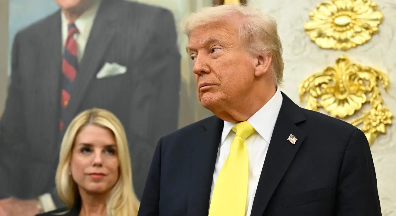 Предсједник Доналд Трамп и државна тужитељка Пам Бонди слушају док директор ФБИ-ја Каш Пател говори током догађаја у Овалној соби Бијеле куће, 15. октобра 2025. године, у Вашингтону.