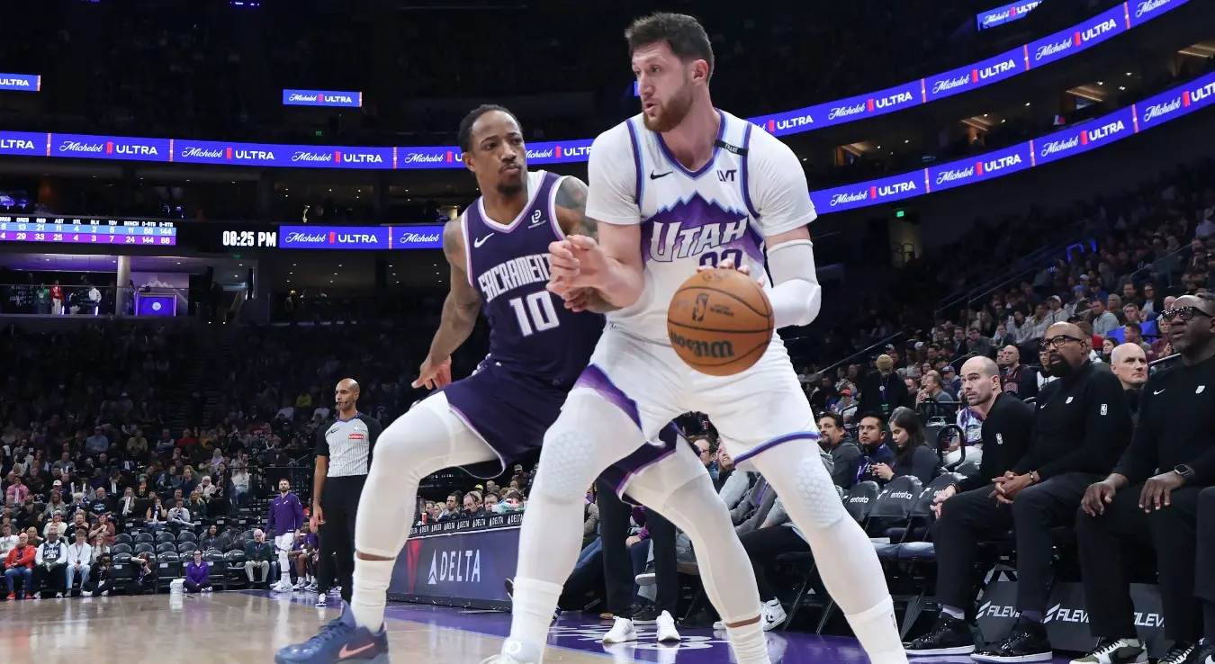 Центар Јута Џеза Јусуф Нуркић (30) тражи игру док бек Сакраменто Кингса Демар Дерозан (10) брани током другог полувремена НБА кошаркашке утакмице, у сриједу, 11. фебруара 2026. године, у Солт Лејк Ситију.