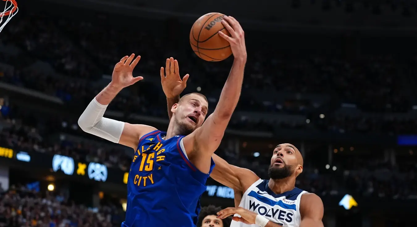 Никола Јокић са лоптом док га Руди Гобер покушава изблокирати