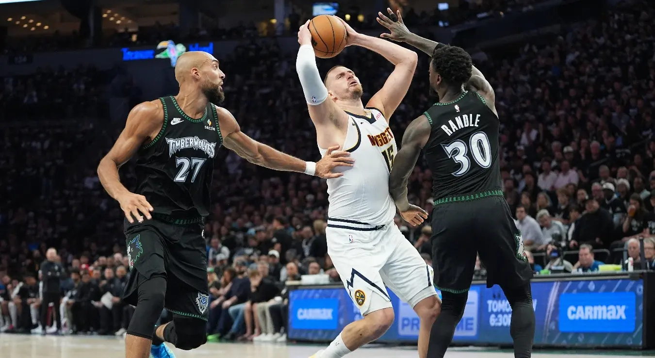 Никола Јокић напада обруч против Рендла и Гобера